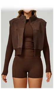 Détail de l'ensemble de sport trois pièces avec gilet polaire à col haut marron foncé