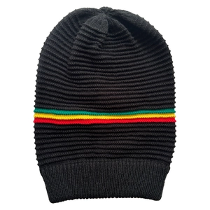 Schwarze Rippstrick-Beanie mit grün-gelb-roten Rasta-Streifen für winterliche Wärme