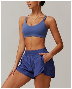 Détail d'un ensemble de yoga bleu foncé avec brassière à bretelles et short de course