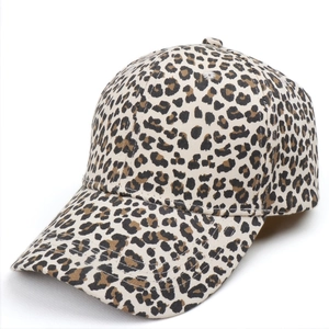Dettaglio cappellino da baseball leopardato con trama in tessuto e visiera curva