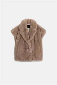 Détail d'un gilet en fourrure synthétique taupe avec grand revers et texture douce