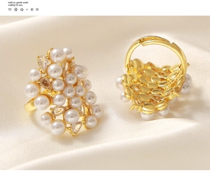 Détails de la bague réglable dorée avec perles et zircons sur satin crème