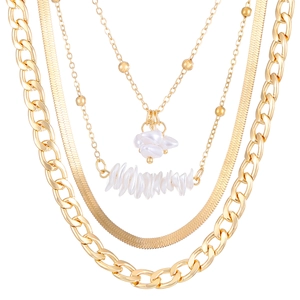 Conjunto de collares multicapa dorados con colgantes de perlas barrocas sobre blanco