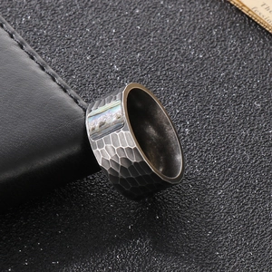 Bague vintage en acier pour homme avec texture martelée et incrustation en ormeau