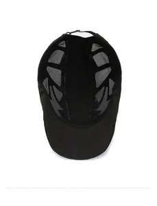 Détail de la doublure en maille respirante et sangle réglable du béret de sport noir