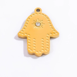 Dettaglio del ciondolo Mano di Fatima in oro 18k con trama a raggiera e zircone