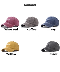 Détail de casquettes en coton délavé avec broderies vintage de noms de villes américaines