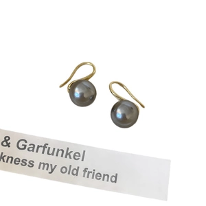Minimalist 18K gold plated pearl hook earrings featuring round dark grey pearls