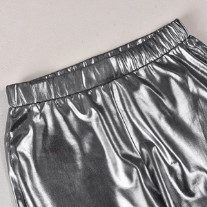 Dettaglio macro della vita elastica di pantaloni a zampa d'argento con finitura metallica