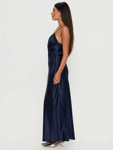 Elegante abito sottoveste in raso blu navy con pizzo mostrato in vista laterale intera