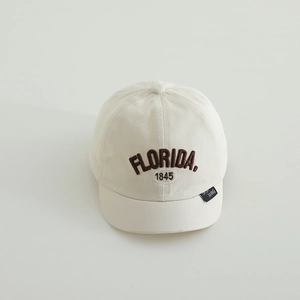 Nahaufnahme der Florida-Stickerei und des 1845-Textes auf cremefarbener Baby-Cap