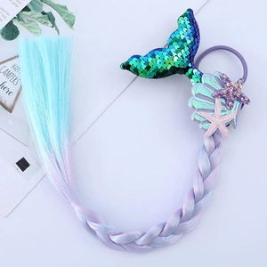 Dettaglio accessorio capelli sirena con treccia sfumata e coda di paillettes lucide
