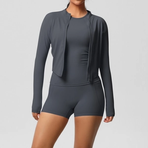 Ensemble de yoga gris foncé avec veste zippée, t-shirt moulant et short de fitness