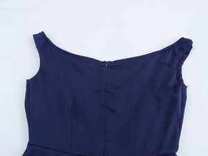 Détail de la fermeture éclair invisible au dos de cette élégante robe bleu marine sans manches