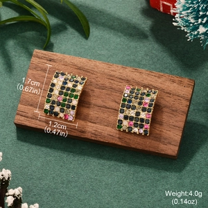 Détail de boucles d'oreilles en zircon coloré avec dimensions 1,7 cm par 1,2 cm