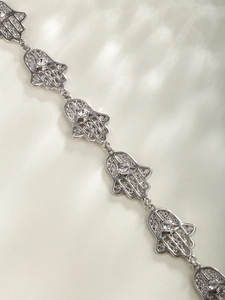 Détails du bracelet Main de Hamsa argenté avec breloques ajourées et cristaux brillants