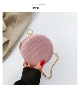 Borsa da sera rosa glitterata con manico rotondo dorato e dettaglio catena