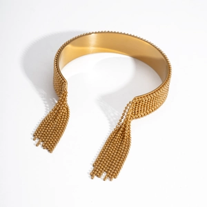 Détail du collier ras du cou doré avec de fines franges de perles métalliques