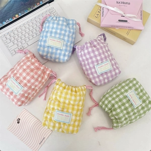 Cinco bolsas acolchadas con cordón en colores pastel para guardar cámaras y fotos
