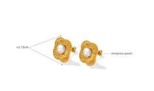 Detail of 18K gold plated flower earrings with 2.15cm pearls and hammered metal texture