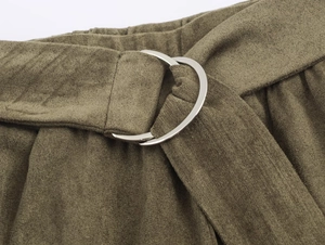 Detail der olivgrünen Hose aus Wildlederimitat mit silbernem Doppel-D-Ring-Gürtel und Struktur