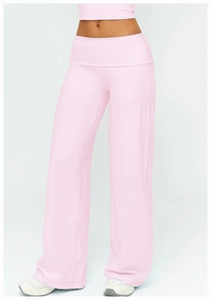 Détail de la taille haute élastique de ce pantalon de yoga rose à jambes larges