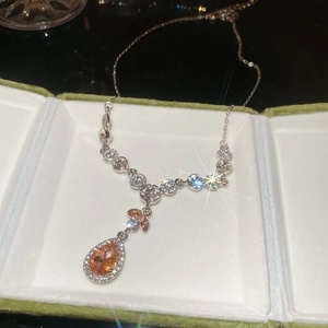 Nahaufnahme der eleganten Silberkette mit bernsteinfarbenem Tropfenanhänger in Schmuckbox