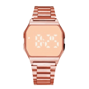 Detailansicht der quadratischen LED-Digitaluhr in Roségold mit Metallarmband in Weiß