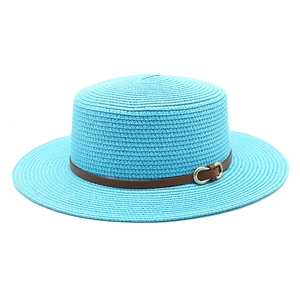 Chapeau de paille canotier turquoise à dessus plat avec ruban en cuir brun et boucle