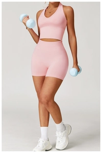 Détail du tricot des shorts de yoga sans couture rose taille haute et du haut de sport