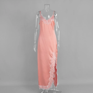 Détails de la robe en satin rose corail avec bordure délicate en dentelle de cils blanche