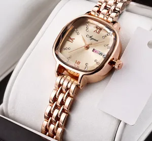 Détail du cadran tonneau en or rose avec index en strass et double affichage de date