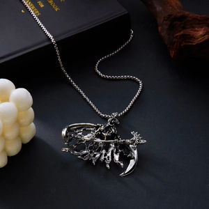 Vue détaillée du pendentif faucheuse à tête de mort punk avec chaîne en argent