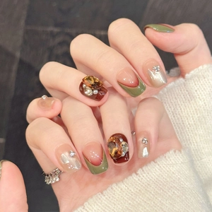 Faux ongles vert olive et marron avec pierres ambrées et détails en perles chic