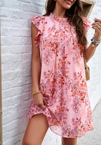 Détail d'une robe rose à fleurs avec manches à volants et col montant chic