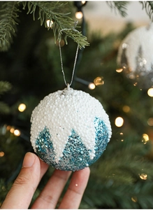 Détail de la boule de Noël en mousse pailletée bleu et blanc avec attache argentée