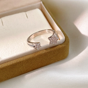 Détail d'une bague étoile en zircon avec sertissage micro-pavé sur un écrin en velours