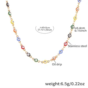 Detailoverzicht van kleurrijke evil eye ketting van roestvrij staal met maataanduidingen