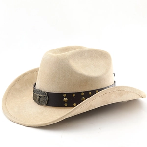 Detail eines khakifarbenen Wildleder-Cowboyhutes mit bronzener Stierkopfschnalle