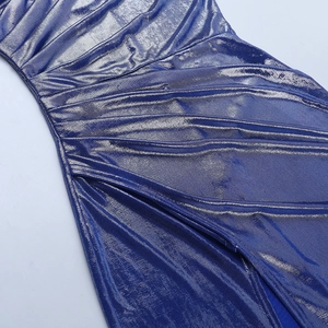 Detailansicht des dunkelblauen Metallic-Stoffs mit dezentem Schimmereffekt auf dem Kleid