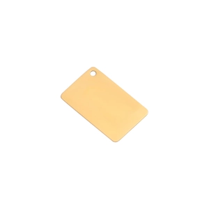 Détail d'un pendentif enveloppe doré minimaliste avec finition lisse et trou de suspension