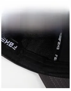 Détail de la bande de transpiration de la casquette avec logo brodé et tissu respirant