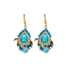 Boucles d'oreilles bohèmes en turquoise avec placage d'or et glands en perles bleues