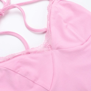 Détail de l'encolure avec bordure en dentelle rose et fines bretelles du haut d'été