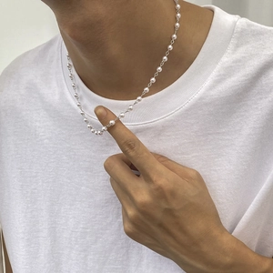 Minimalistische Perlenkette mit silbernem Kettenglied für Herren auf weißem T-Shirt