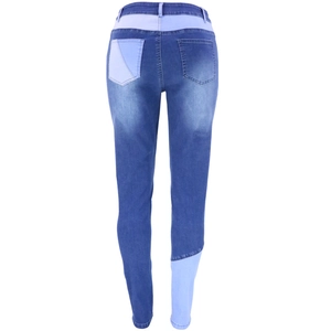 Dettaglio dei jeans snellenti a vita alta con patchwork blu chiaro sulle tasche posteriori