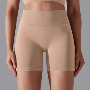 Détail de la taille haute côtelée sur le short de yoga sans couture pour contrôle du ventre