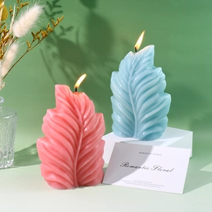 Bladvormige geurkaarsen in roze en blauw met gedetailleerde nerven en echte vlam