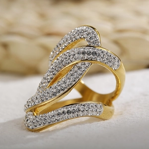 Chic gold-plated titanium steel ring with spiral pavé rhinestones and pearl accents