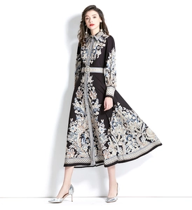 Détail de l'imprimé baroque paisley sur la robe midi à manches longues et col